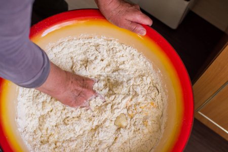 Téléchargez les photos : Preparation of dough for cakes - en image libre de droit