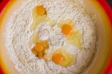 Foto de Un primer plano de un tazón de harina y un huevo de arriba - Imagen libre de derechos