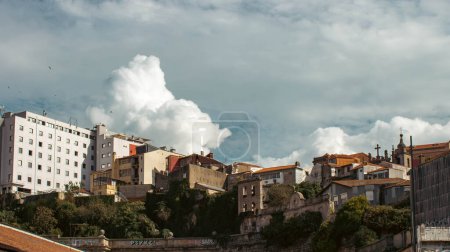 Téléchargez les photos : Cityscape with beautiful big clouds - en image libre de droit