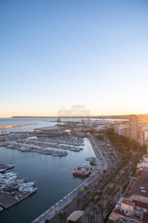 Téléchargez les photos : Paysage urbain dans la ville touristique d'Alicante en Espagne en 2022. - en image libre de droit