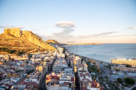 Téléchargez les photos : Paysage urbain dans la ville touristique d'Alicante en Espagne en 2022. - en image libre de droit