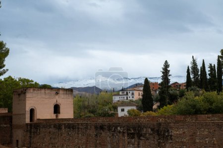 Téléchargez les photos : Grenade, Espagne : 2022 20 novembre : Panorama du palais de l'Alhambra à Grenade, Espagne avec des montagnes enneigées de la Sierra Nevada en arrière-plan en 2022 - en image libre de droit