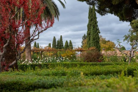 Téléchargez les photos : Jardins du palais de l'Alhambra à Grenade, Espagne avec des montagnes enneigées de la Sierra Nevada en arrière-plan en 2022. - en image libre de droit