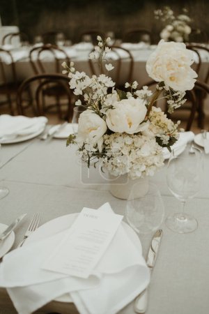 Foto de Wedding white roses in vase on table decoration - Imagen libre de derechos