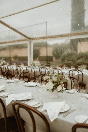 Téléchargez les photos : 2023 Wedding decoration with long tables and green Australian natives - en image libre de droit