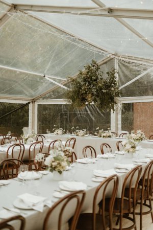 Téléchargez les photos : 2023 Wedding decoration with long tables and green Australian natives - en image libre de droit