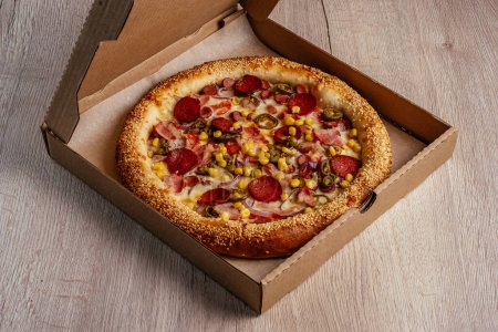 Téléchargez les photos : Pizza from a cardboard box for delivery - en image libre de droit