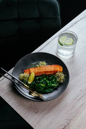 Téléchargez les photos : Grilled salmon with a side dish of vegetables and herbs - en image libre de droit