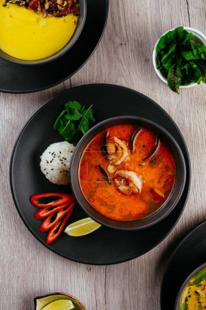 Foto de Asian tom yam soup with shrimps in a bowl - Imagen libre de derechos