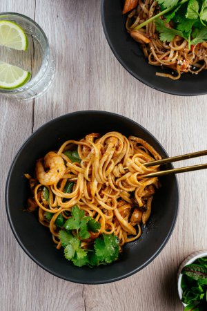 Téléchargez les photos : Asian spicy noodles with shrimps in a bowl - en image libre de droit