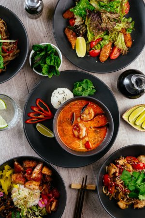 Téléchargez les photos : Asian tom yam soup with shrimps in a bowl - en image libre de droit