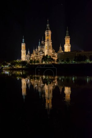 Foto de Basílica Catedral de Nuestra Señora del Pilar en Zaragoza. Mirador desde el otro lado del río Ebro - Imagen libre de derechos