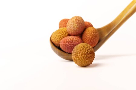 Foto de Fresh lychees in a wooden spoon isolated on a white background - Imagen libre de derechos