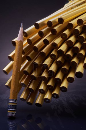 Foto de Cascading new pencils in concert with a sharpened one - Imagen libre de derechos