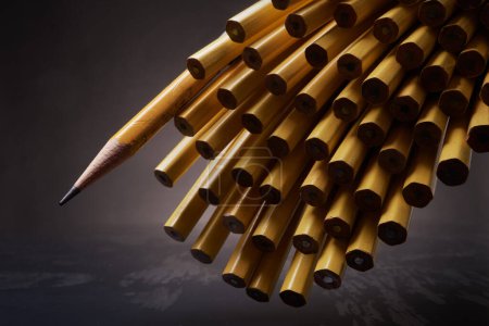 Téléchargez les photos : Cascading new pencils in concert with a sharpened one - en image libre de droit