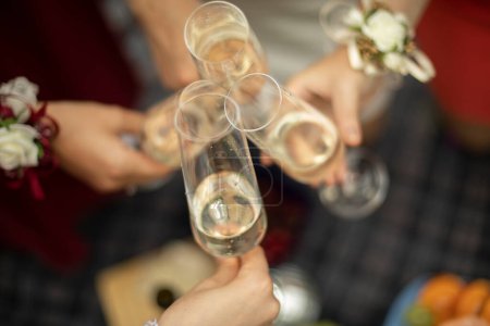 Téléchargez les photos : Glasses with champagne in hand. Wine by glass. - en image libre de droit