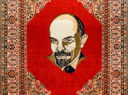 Foto de Lenin portrait on the carpet in the Grutas park. Druskininkai, Lithuania, 12 September 2022. - Imagen libre de derechos