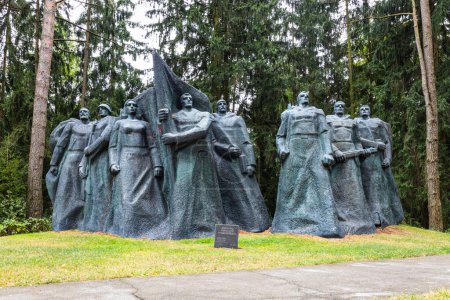 Foto de Monumento a los partisanos soviéticos en el parque Grutas. Druskininkai, Lituania, 12 de septiembre de 2022. - Imagen libre de derechos