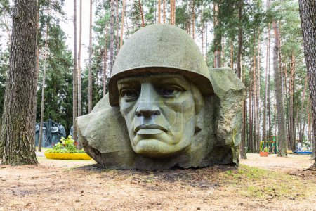 Foto de Soldado soviético: escultura de reliquias ideológicas soviéticas en el parque Grutas. Druskininkai, Lituania, 12 de septiembre de 2022. - Imagen libre de derechos