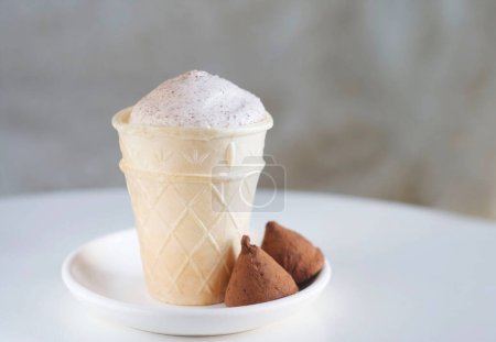 Téléchargez les photos : Creamy ice cream with chocolate chips - en image libre de droit