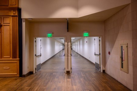 Téléchargez les photos : Doorway and hallway in a shut down shopping mal. - en image libre de droit