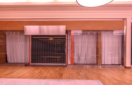 Téléchargez les photos : Gated stores in a shut down shopping mall. - en image libre de droit