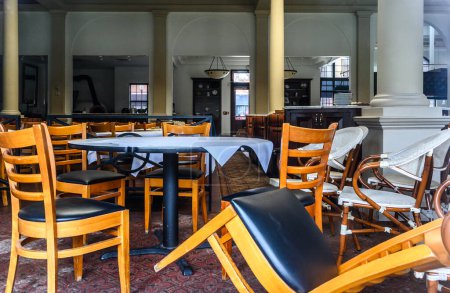 Téléchargez les photos : The abandoned interior of an out of business restaurant. - en image libre de droit