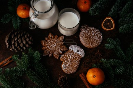 Téléchargez les photos : Christmas table with gingerbread , tangerines and  milk - en image libre de droit