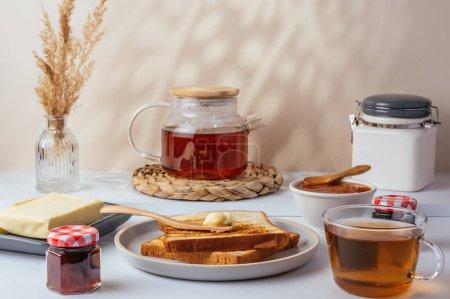 Téléchargez les photos : Toast with butter on a plate and tea in a cup - en image libre de droit