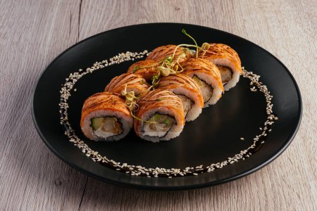 Téléchargez les photos : Philadelphia sushi roll on a plate.  asian restaurant menu - en image libre de droit