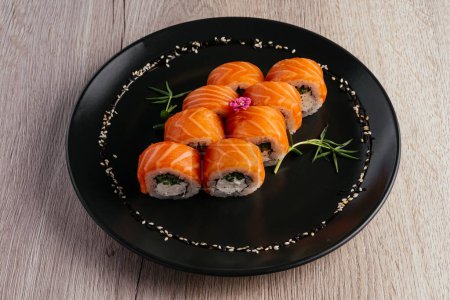 Téléchargez les photos : Philadelphia sushi roll on a plate.  asian restaurant menu - en image libre de droit