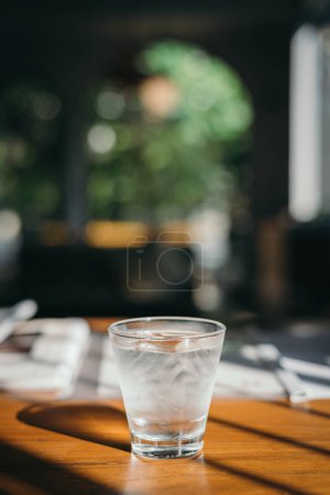 Foto de Iced drinking water glass blur counter bar cafe - Imagen libre de derechos