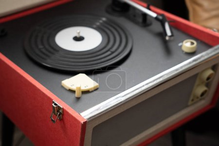 Téléchargez les photos : A red vintage record player - en image libre de droit