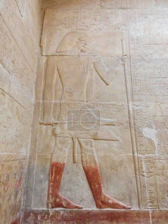 Foto de Hieroglyphics of ancient egypt carved in stone inside the temples - Imagen libre de derechos