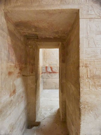 Téléchargez les photos : Interior doors of the temples in Egypt with hieroglyphics on their walls - en image libre de droit