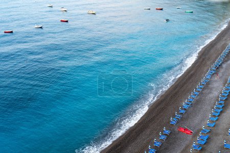 Téléchargez les photos : Empty early morning Positano beach - en image libre de droit