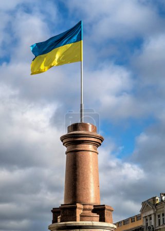 Foto de Odessa, Ucrania 29.12.2022. Bandera de Ucrania en el sitio del antiguo monumento a Catalina la Grande en Odessa, Ucrania, en un día soleado - Imagen libre de derechos