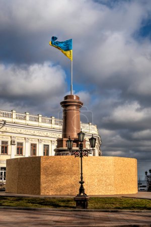 Foto de Odessa, Ucrania 29.12.2022. Bandera de Ucrania en el sitio del antiguo monumento a Catalina la Grande en Odessa, Ucrania, en un día soleado - Imagen libre de derechos