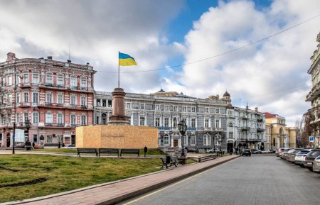 Téléchargez les photos : Odessa, Ukraine 29.12.2022. Drapeau ukrainien sur le site de l'ancien monument à Catherine le Grand à Odessa, en Ukraine, par une journée ensoleillée - en image libre de droit