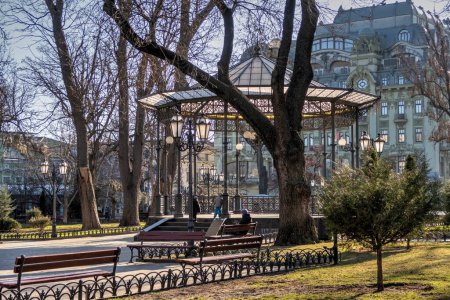Téléchargez les photos : Odessa, Ukraine 29.12.2022. Journée ensoleillée d'hiver sur le jardin de la ville à Odessa, Ukraine - en image libre de droit