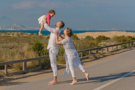 Téléchargez les photos : Famille voyageant en s'amusant sur les plages en été - en image libre de droit