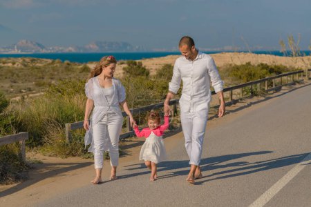 Téléchargez les photos : Famille voyageant en s'amusant sur les plages en été - en image libre de droit