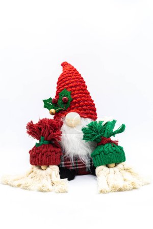 Foto de Gnomo de Navidad con dos adornos de Santa Claus. - Imagen libre de derechos
