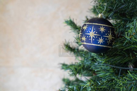 Foto de Adorno azul de Navidad en árbol verde - Imagen libre de derechos