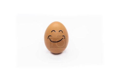 Téléchargez les photos : Egg with a big smile on white background - en image libre de droit