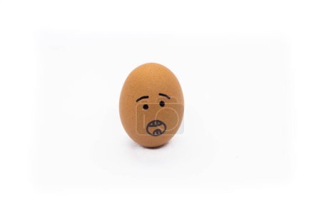 Téléchargez les photos : Egg with surprised face on white background - en image libre de droit