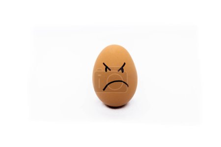 Téléchargez les photos : Egg with angry face on white background - en image libre de droit