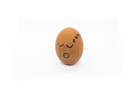 Téléchargez les photos : Sleepy egg on white background - en image libre de droit