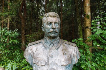 Foto de Busto escultórico de Stalin, líder político soviético. Druskininkai, Lituania, 12 de septiembre de 2022. - Imagen libre de derechos