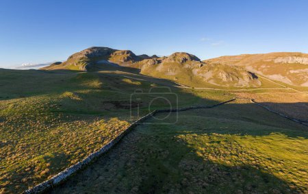 Téléchargez les photos : Aerial view of limestone hills called Sugar Loaf hill near settl - en image libre de droit